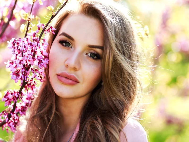 Bellissima donne vicino a dei fiori